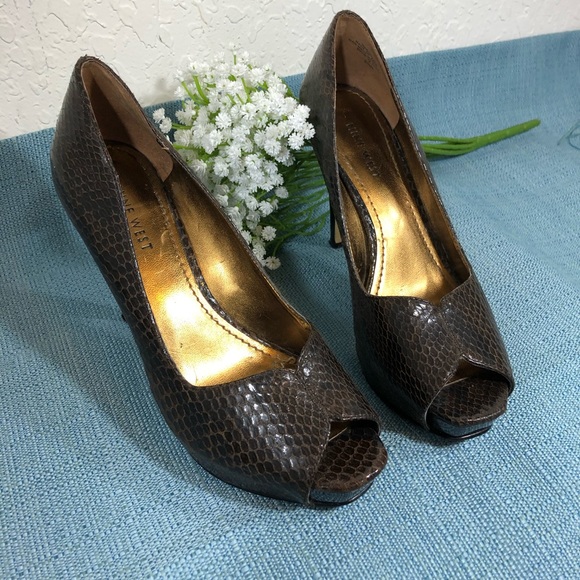 Nine West Snakeskin Pattern Size 6 1/2 Heels - Picture 2 of 6